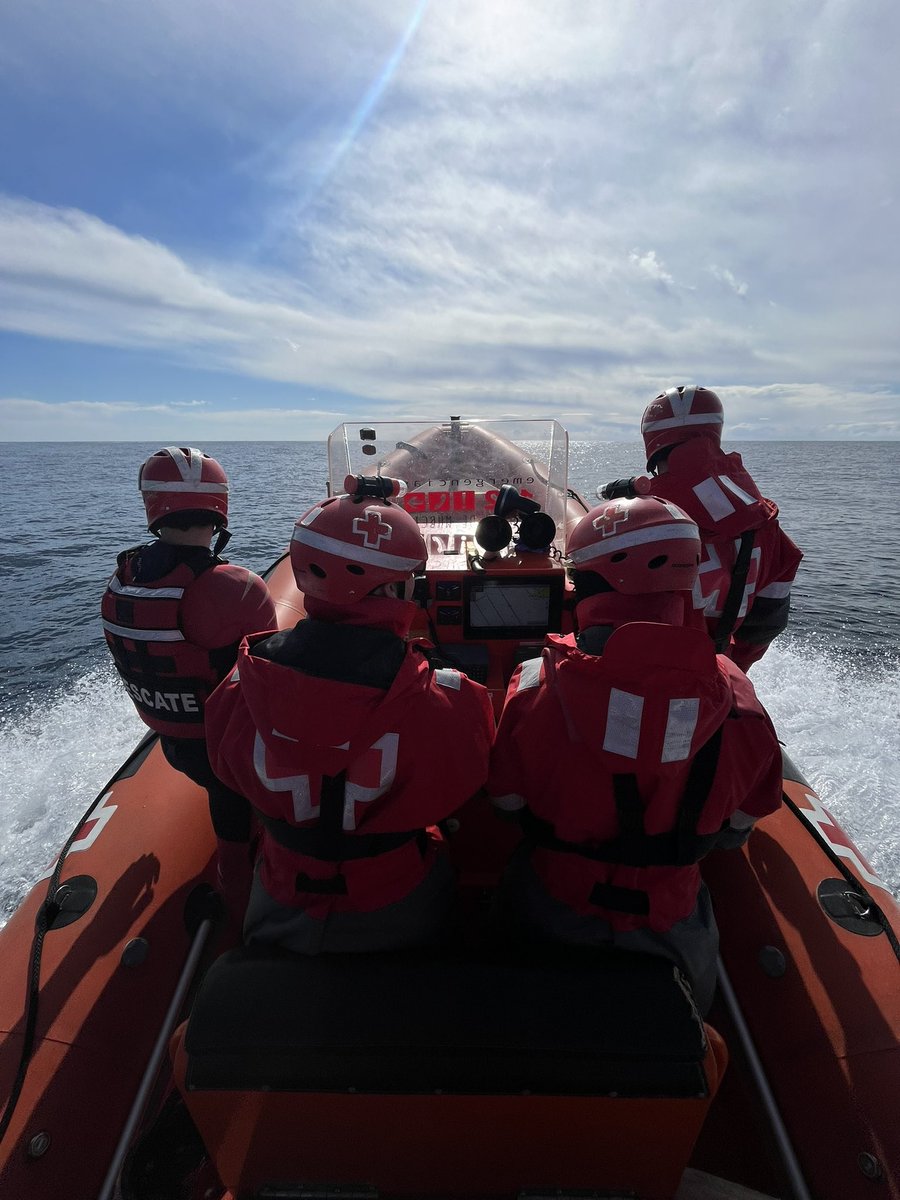 CruzRojaRMurcia's tweet photo. Formación continuada #BasedeMar, la #LSAtenea realiza ejercicios de búsqueda con un padrón #SAR en aguas de #Cartagena. La comunicaciones por vhf son la seguridad garantizada para una correcta coordinación con el control de trafico marítimo dentro de la RADA @CRE_Emergencias https://t.co/XnMe1jU9nb