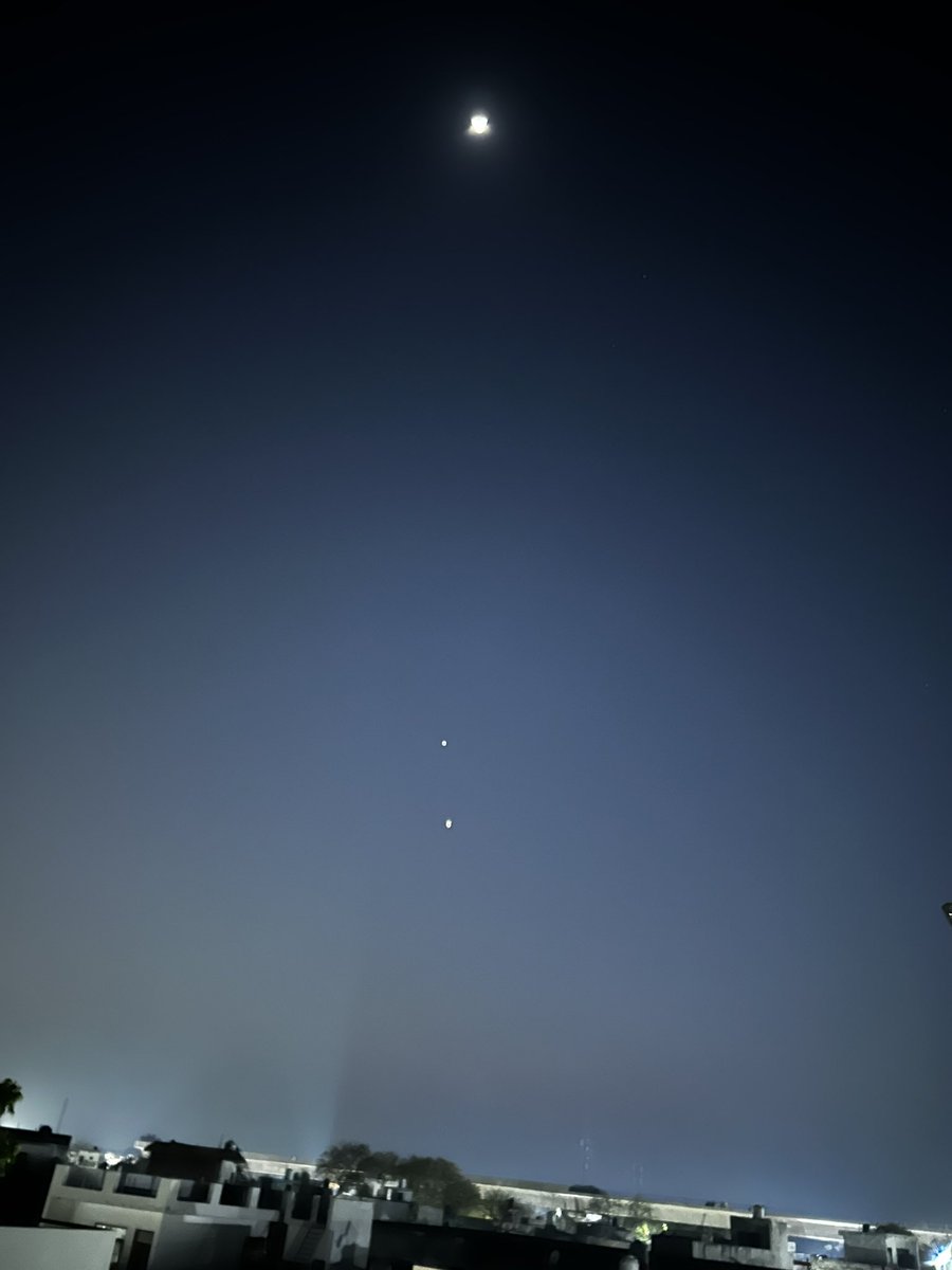 harishofgzb's tweet image. #moon #venus &amp;amp; #Jupiter in a single frame #JupiterVenusMoon