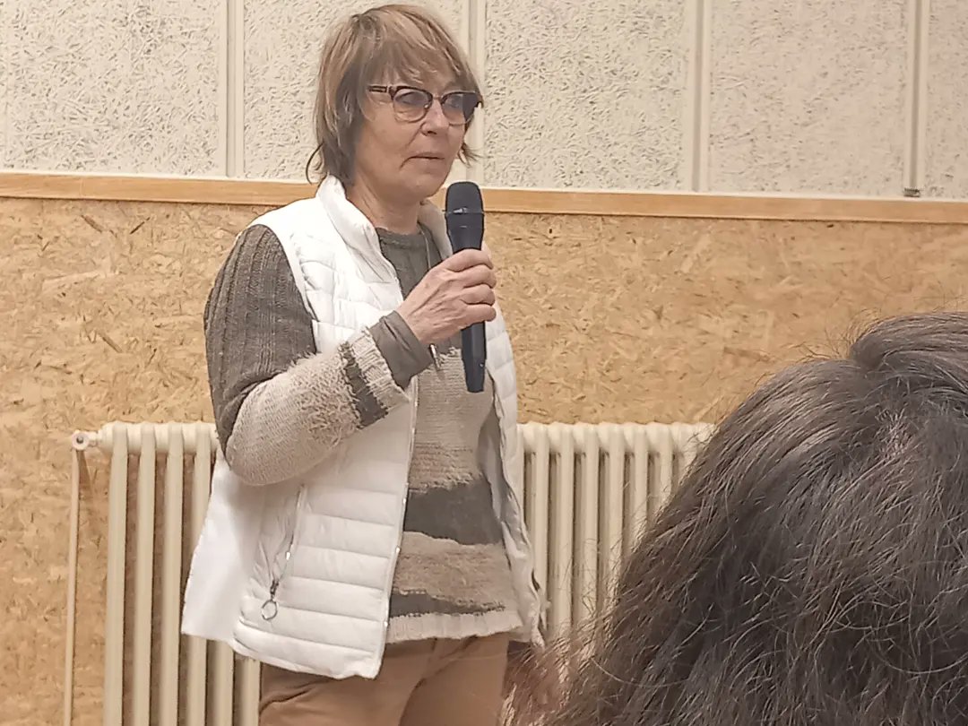 jordimartifont_'s tweet photo. L'Anna Canela presemta a Cabassers els dos darrers números de la Revista d'Estudis Llibertaris del Camp La Corbella que inclouen els seus articles sobre les comunitats de Mas Roger, amb un públic que hi havia viscut i coneixi l'experiència comunitària. @LoDiableGros https://t.co/wp1LbYS2oV
