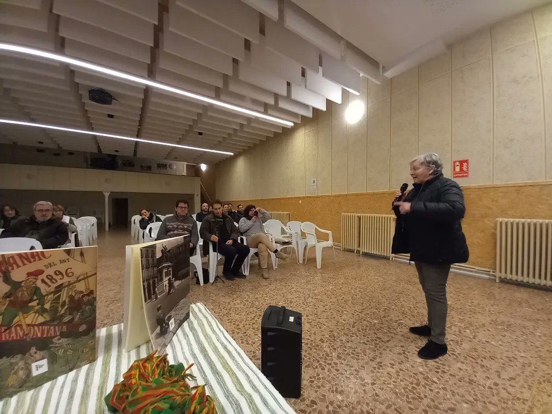 jordimartifont_'s tweet photo. L'Anna Canela presemta a Cabassers els dos darrers números de la Revista d'Estudis Llibertaris del Camp La Corbella que inclouen els seus articles sobre les comunitats de Mas Roger, amb un públic que hi havia viscut i coneixi l'experiència comunitària. @LoDiableGros https://t.co/wp1LbYS2oV