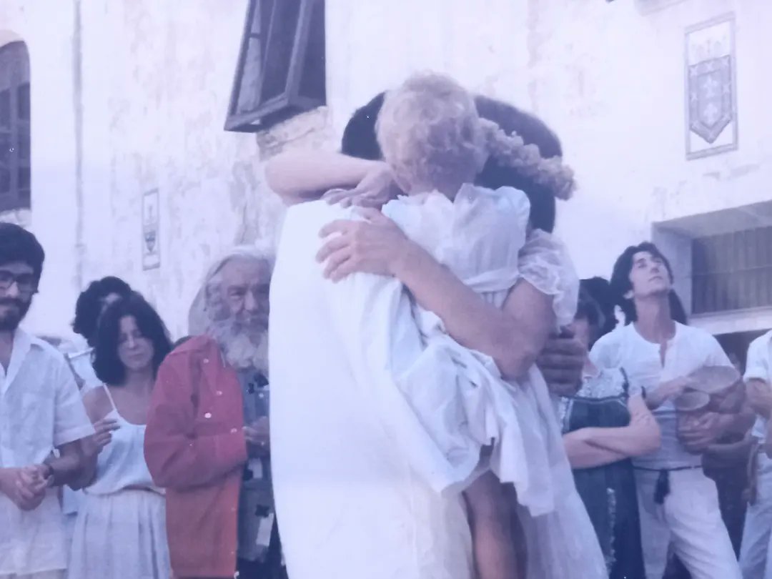 jordimartifont_'s tweet photo. L'Anna Canela presemta a Cabassers els dos darrers números de la Revista d'Estudis Llibertaris del Camp La Corbella que inclouen els seus articles sobre les comunitats de Mas Roger, amb un públic que hi havia viscut i coneixi l'experiència comunitària. @LoDiableGros https://t.co/wp1LbYS2oV