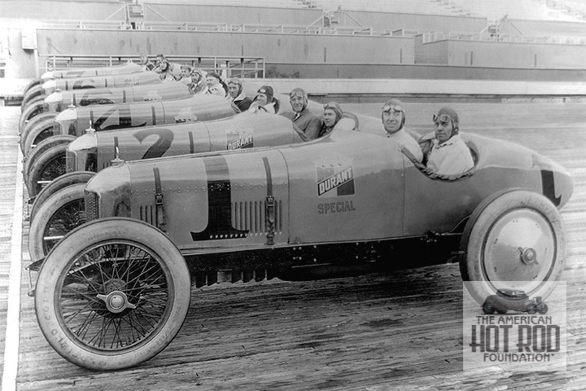 100YearsAgoNews's tweet image. Feb. 25, 1923: The Durant team of General Motors lines up before its first race of the season, at Beverly Hills, Calif.