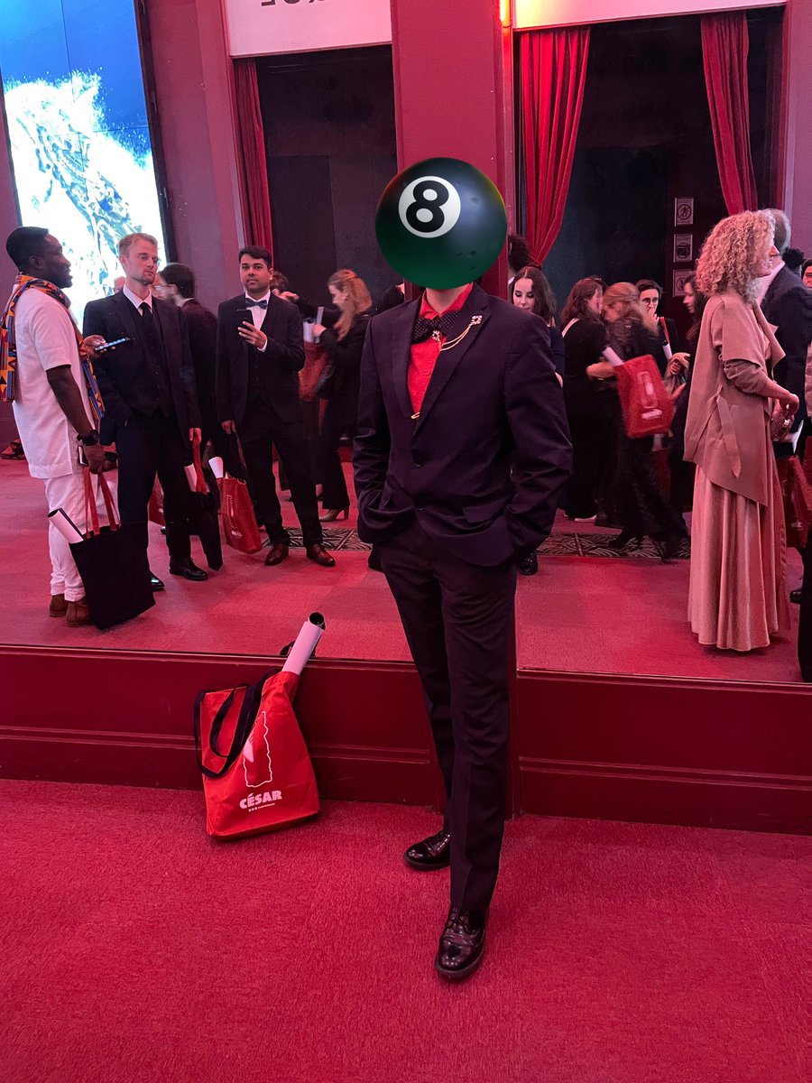 Ravennist_art's tweet photo. I was telling my pals. Take a picture of me for my mom please 😭 haha they are the best #Cesar2023 #gobelins2023 #crfa https://t.co/5EQQHdH1Zc