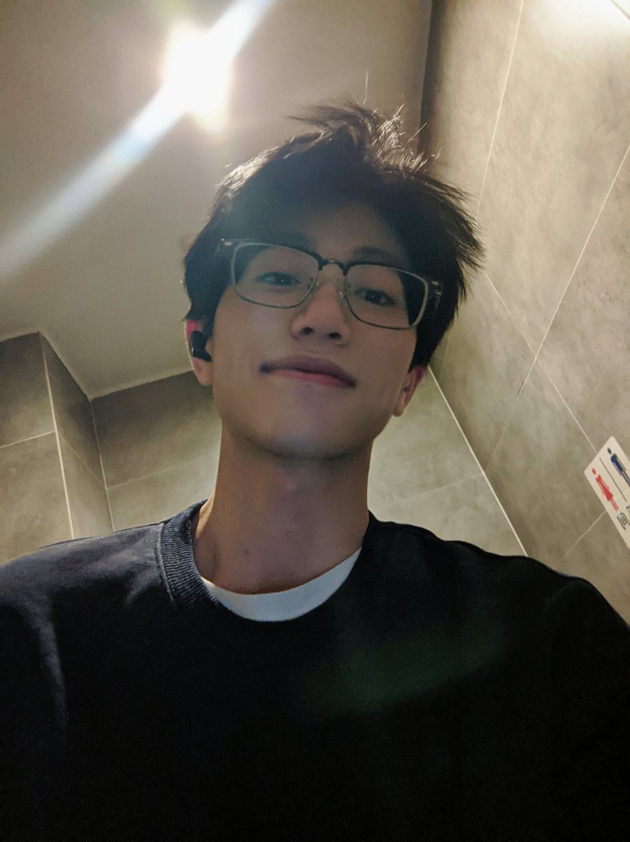 sunnyliry's tweet image. 换了新👓，学弟说我看起来像有文化的流氓