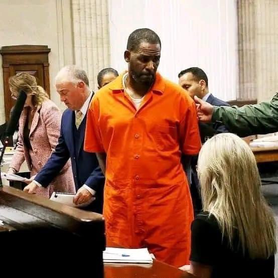 PerrotcoNews's tweet photo. 🟢[#JUSTICE:🦜] #R_Kelly vient de recevoir 20 ans supplémentaires de prison pour crimes sexuels, en plus des 30 ans qu'il avait d'abord écopé pour trafic d'influence, viols, et usage de faux.
Ce qui lui fait un total de 50 ans de prison. https://t.co/wuiXdeiGhx