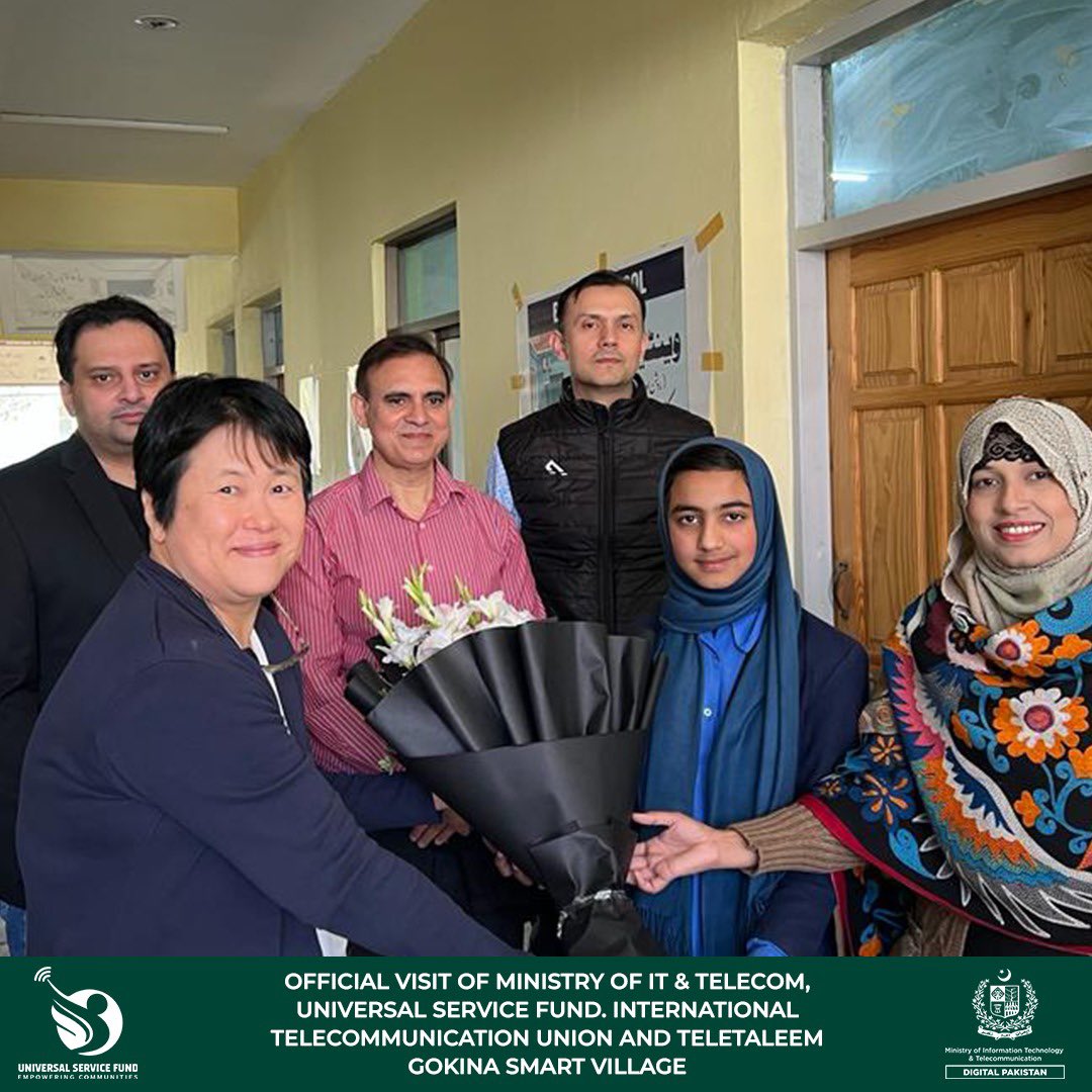 USF_Pak's tweet photo. Officials from the @MoitOfficial, @USF_Pak , @ITUAsiaPacific and @TeleTaleem conducted a visit to the newly inaugurated digital services facilities at the #FERRAGAMOxJENO GokinaSmartVillage, the first smart village of Asia and the Pacific region
#BridgingtheDigitalDivide https://t.co/PTO0kpWYyp
