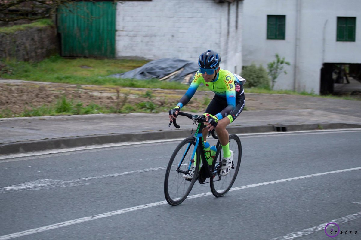AntonioCyL's tweet photo. Hace un año @unaii_04 se proclamaba ganador de metas volantes y combatividad en #CircuitoGuadiana22 aún se me saltan las lagrimas viéndolo disfrutar , un año más tarde colgó la bici y ha perdido toda la ilusión, yo le veo feliz así .. pero me da pena.. #CircuitoGuadiana23 ñ https://t.co/k4qgQ3hcbV