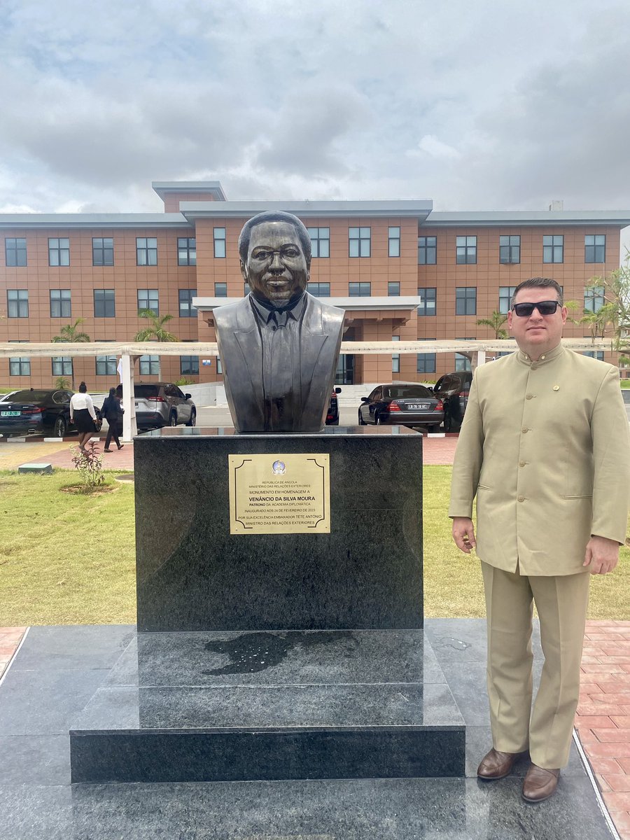 EmbaVEAngola's tweet photo. Reforzando vínculos diplomáticos durante celebración del Día del Embajador Venâncio de Moura, Patrono de la Academia Diplomática del MIREX en #Angola

Durante el evento, el embajador @marlonjosepl interactuó con miembros del Ejecutivo, diplomáticos y autoridades de la #ADVM https://t.co/81MrWbsw3H