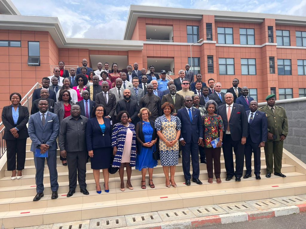 EmbaVEAngola's tweet photo. Reforzando vínculos diplomáticos durante celebración del Día del Embajador Venâncio de Moura, Patrono de la Academia Diplomática del MIREX en #Angola

Durante el evento, el embajador @marlonjosepl interactuó con miembros del Ejecutivo, diplomáticos y autoridades de la #ADVM https://t.co/81MrWbsw3H