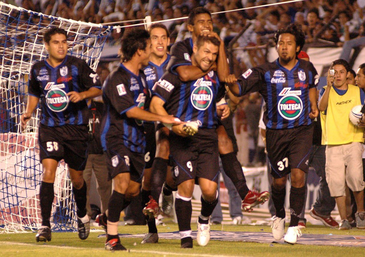 Mi querido mauro, las críticas no faltarán y me imagino que son vidrios en tu corazón.
"Orad sin cesar" y refugiate en el Señor.