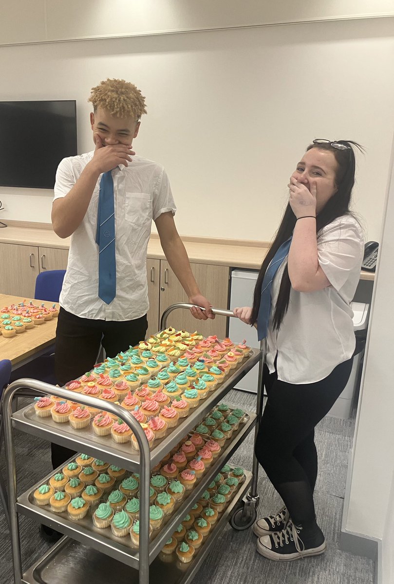 Happy faces helping with the bake sale to raise money for Turkey-Syria earthquake appeal <a href="/decappeal/">DEC</a> @BoclairAcademy 👏🏼⭐️
