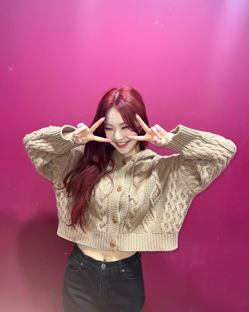 catisisa's tweet photo. 음중 핫핑크 배경과 아이사.. 너무 행복한 만남임 https://t.co/w8ag7M5Zaf