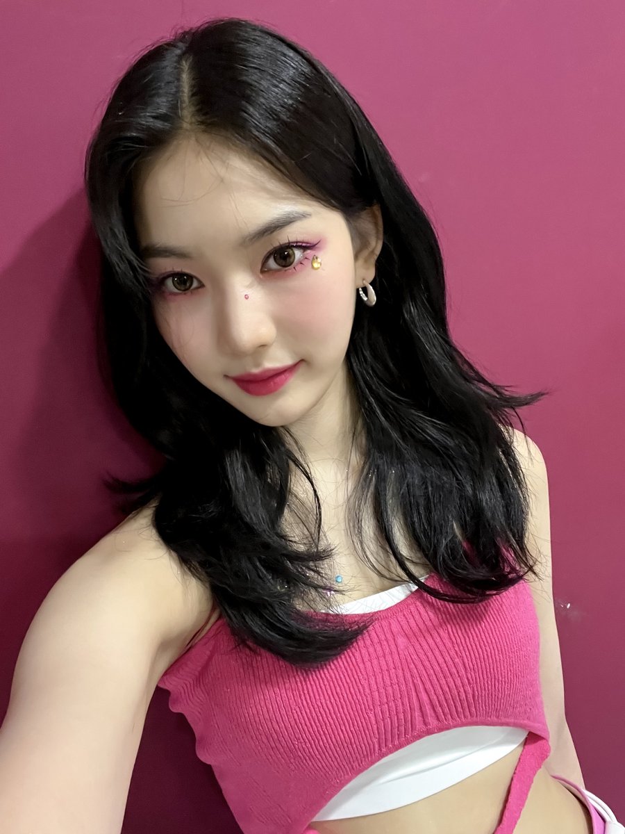 catisisa's tweet photo. 음중 핫핑크 배경과 아이사.. 너무 행복한 만남임 https://t.co/w8ag7M5Zaf