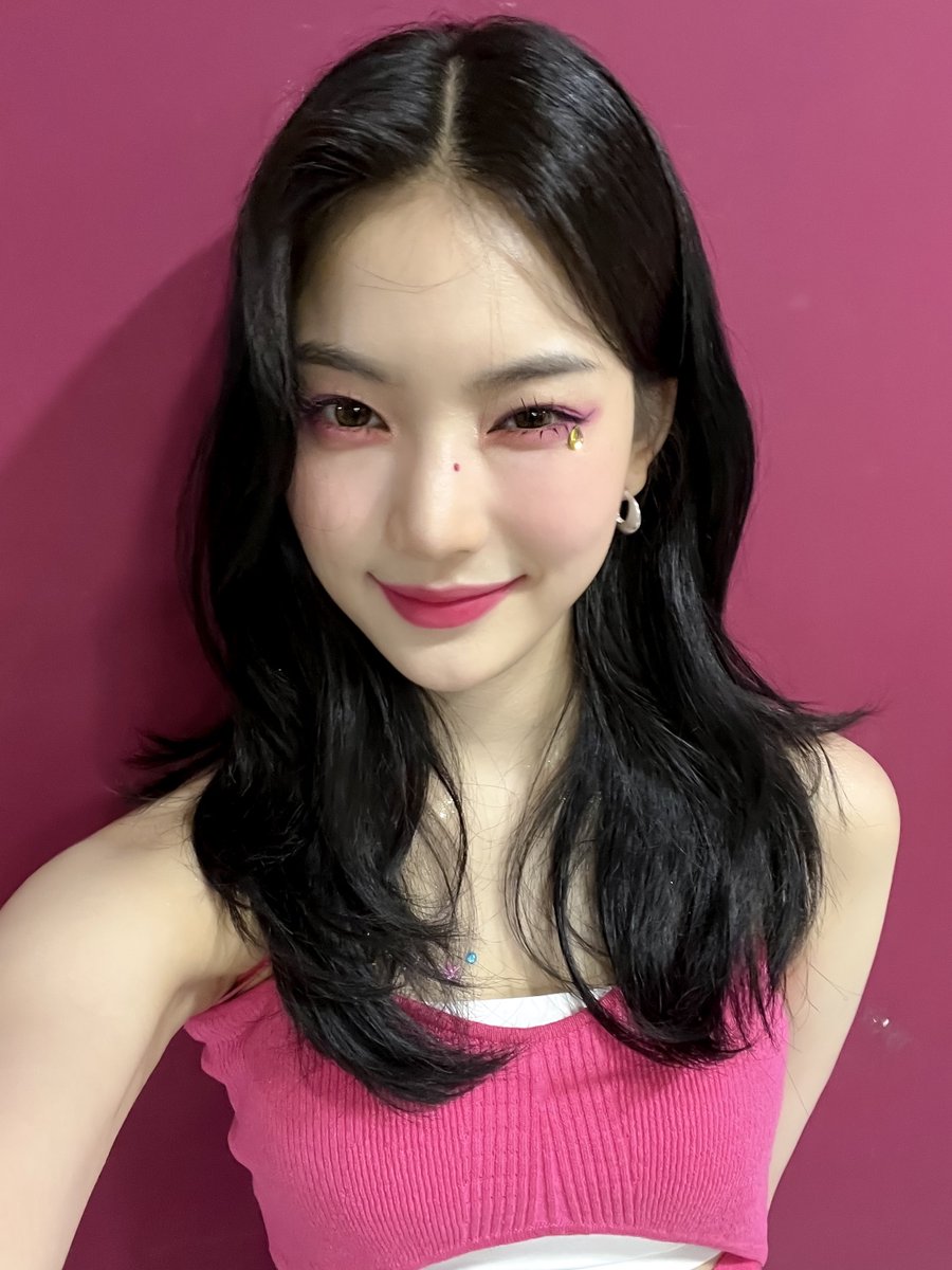 catisisa's tweet photo. 음중 핫핑크 배경과 아이사.. 너무 행복한 만남임 https://t.co/w8ag7M5Zaf