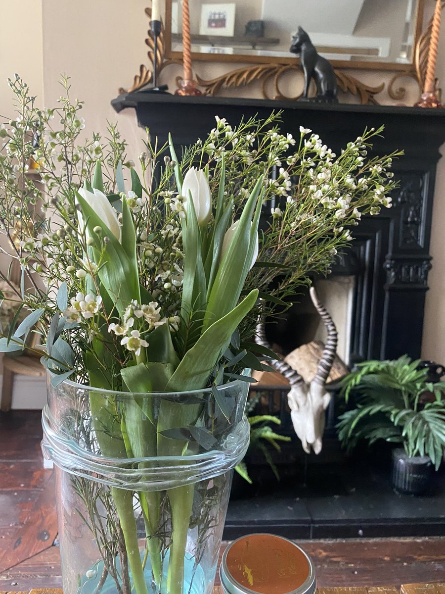 SaoirsePeri's tweet photo. Sunny but cold morning at #honest2goodnessmarket getting some fresh veg & fish for dinner.
Was also gifted some gorgeous flowers by himself ๐ #happysaturday https://t.co/umMoO4ZfTB