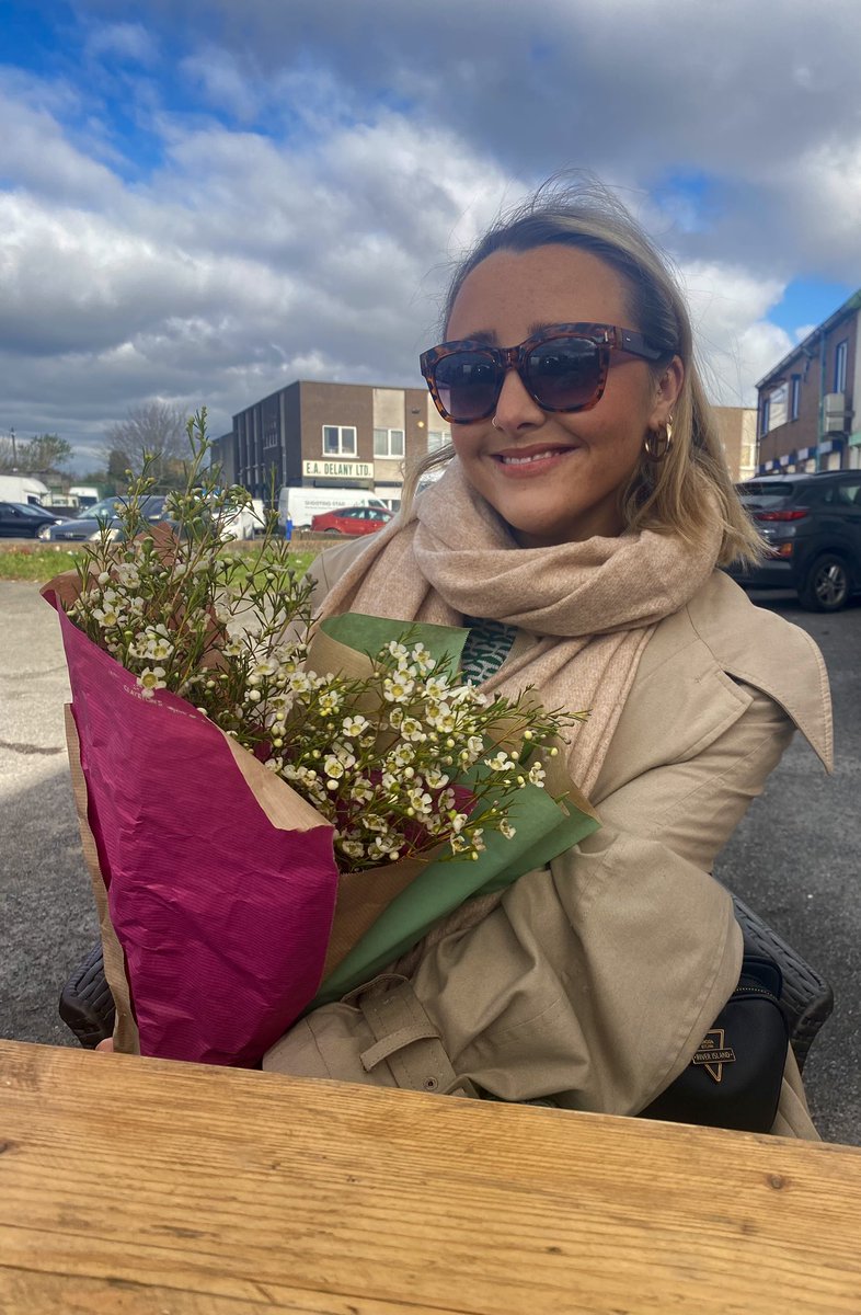 SaoirsePeri's tweet photo. Sunny but cold morning at #honest2goodnessmarket getting some fresh veg & fish for dinner.
Was also gifted some gorgeous flowers by himself ๐ #happysaturday https://t.co/umMoO4ZfTB