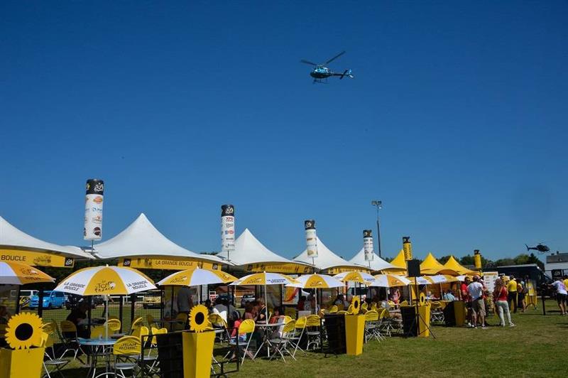 sportstoursint's tweet photo. Experience the 2023 TDF in style with our 1 Day Fan Experiences 🇫🇷 You could start your day at the village depart village, ride in an official Tour de France car, or get the ultimate race view in an event helicopter! 🚴

👉  https://t.co/wiu7xpAiRN

#tourdefrance https://t.co/BQ8qbCtl7J