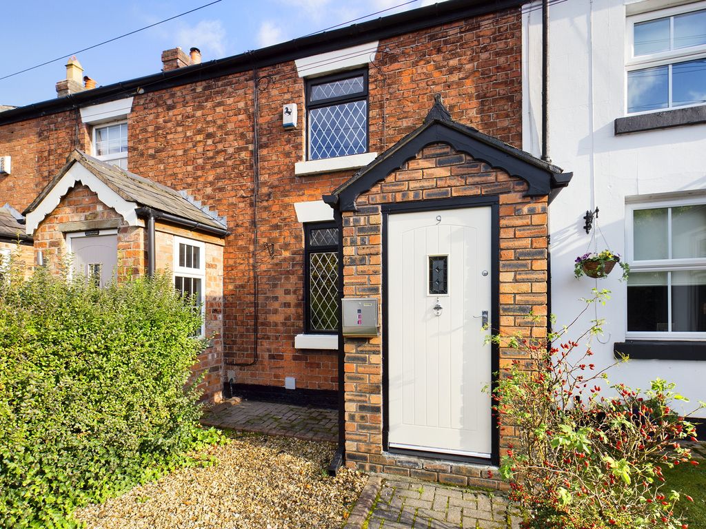 EweMoveFormby's tweet photo. This lovely, two-bed terrace cottage has just come onto the market in #Aughton and could be ideal for a first-time buyer! It has been refurbished with new carpets and decoration and offers a good-sized garden.😀

https://t.co/JN5Qf3Qzcl https://t.co/SnepUbADkD