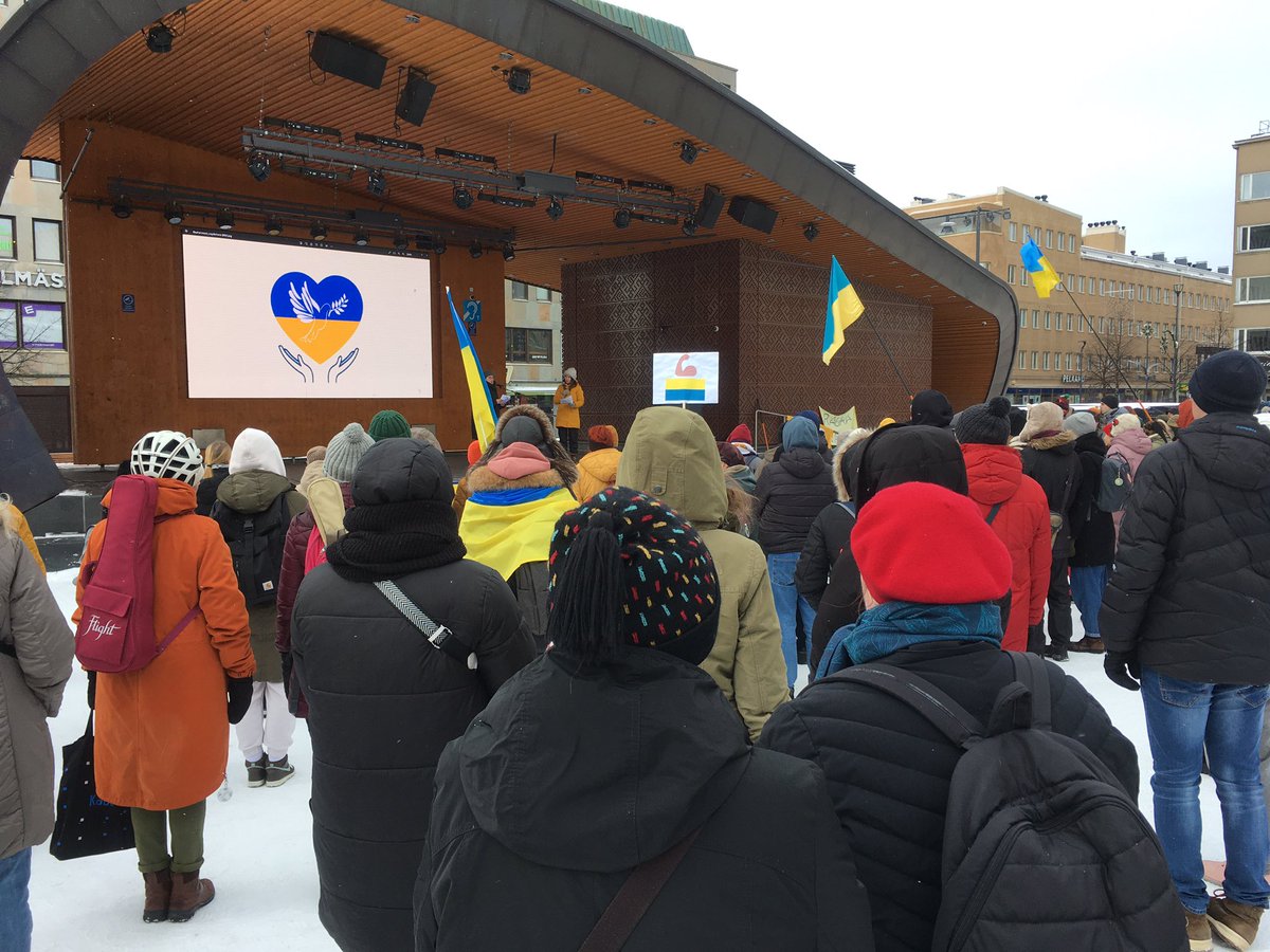Rauhankynttilät perjantai-illassa ja lauantainen rauhanmarssi Joensuussa muistuttivat, että sodan vuosi on ollut Ukrainan sankarillisen puolustuksen voimavuosi - mutta myös tuen, avun ja yhteistyön vuosi! Venäjän hyökkäyssota on nostanut Ukrainan Euroopan ytimeen: