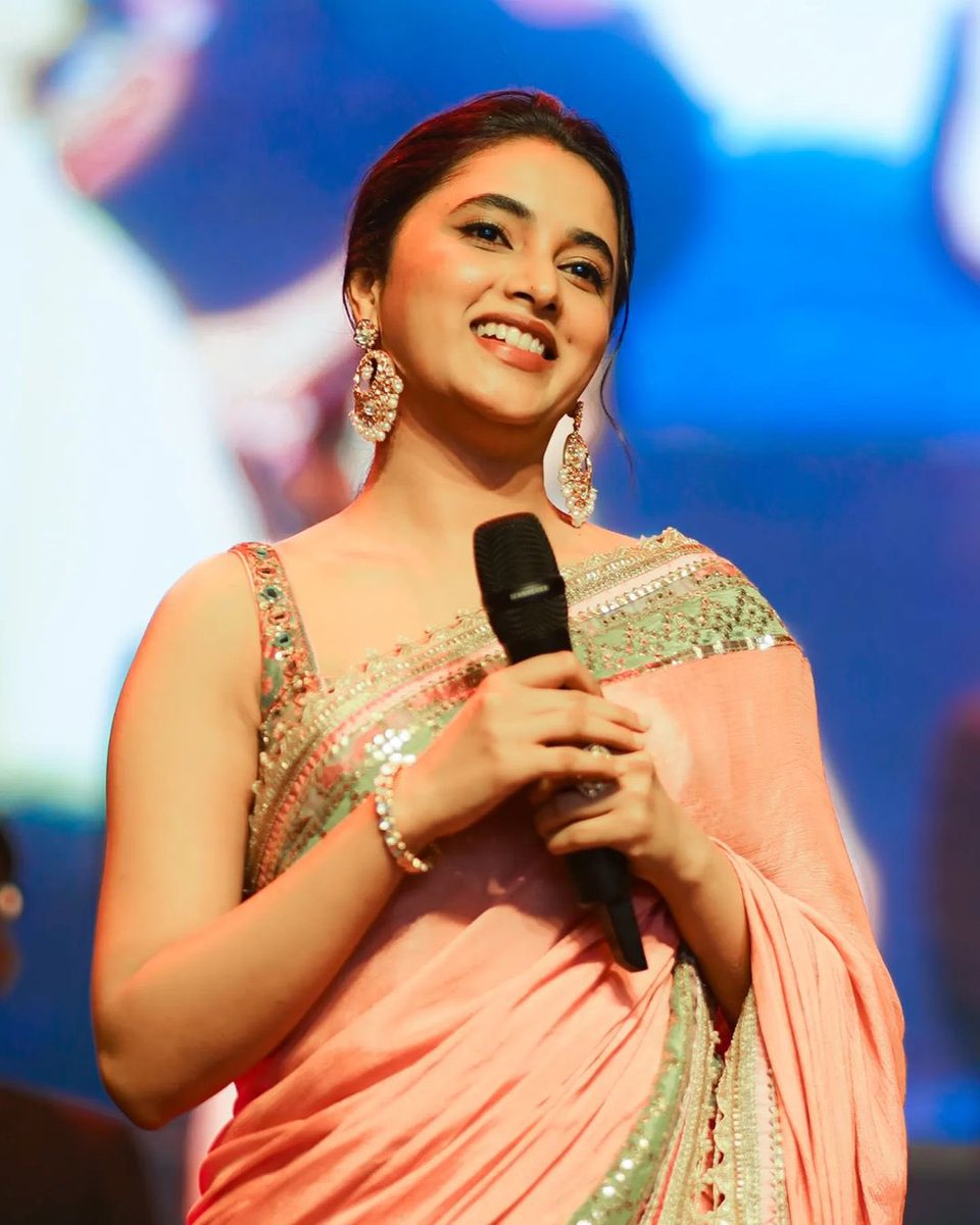 KushalTweetz's tweet photo. Queen 💛💗  @priyankaamohan #PriyankaMohan https://t.co/D8gFRVRdhW