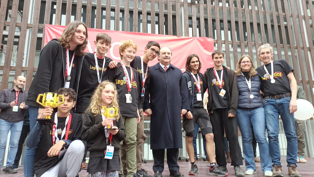 uvic_ucc's tweet photo. El 1r Premi IngenieraSoy al guanyador, pel seu respecte als valors de la #FLLUVic pel seus projectes de Disseny de Robot i d’Innovació és per LEGOLÀCTICS, una iniciativa de famílies de Llinars del Vallès. El lliura el Dr. Josep Eladi Baños, rector de la #UVic_UCC https://t.co/0CXIEYuM9I