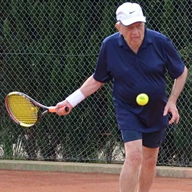 La federació de tennis ha hagut de crear una categoria de +90 anys que no existia. Enrique Ayala, el primer campió d’Espanya, diu: "Fa trenta anys, la màxima era +65 i el 2022 ja hem passat al +90. No seria estrany que el 2030 hi hagi la de +100."
