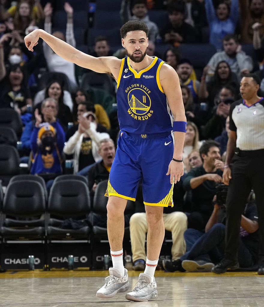 Klay Thompson anoche ante los Rockets 🔥

•42 puntos 
•7 rebotes 
•12 triples 
✅ Primer jugador de la historia en lograr 2 partidos en una misma temporada de +12 triples