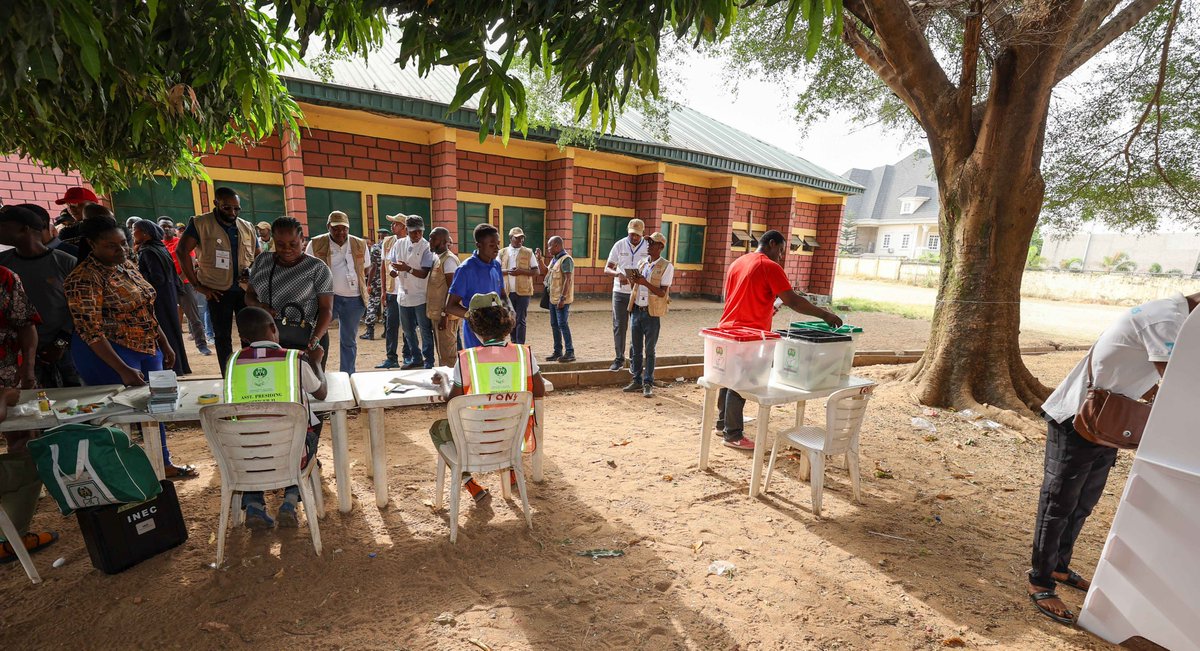 3/3
According to the country’s Independent National Electoral Commission (INEC), more than 93.4 million Nigerians are eligible to vote in today’s General election to elect their next President , Vice President and Members of the Senate and House of Representatives.