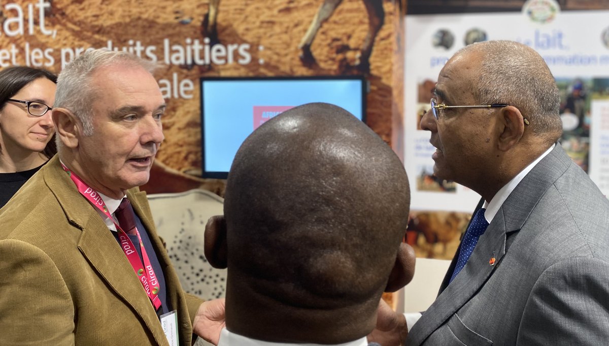 Cirad's tweet photo. #SIA2023 | Visite de Patrick Achi, Premier ministre de #CotedIvoire 🇨🇮 sur le stand du #Cirad et de l'@AFD_France au @Salondelagri.
L'occasion d'échanger sur les filières #lait et #élevage ainsi que #fruits et #légumes avec notamment l'exemple du projet 🇪🇺 DeSIRA #Marigo https://t.co/0R8XPOyzfI