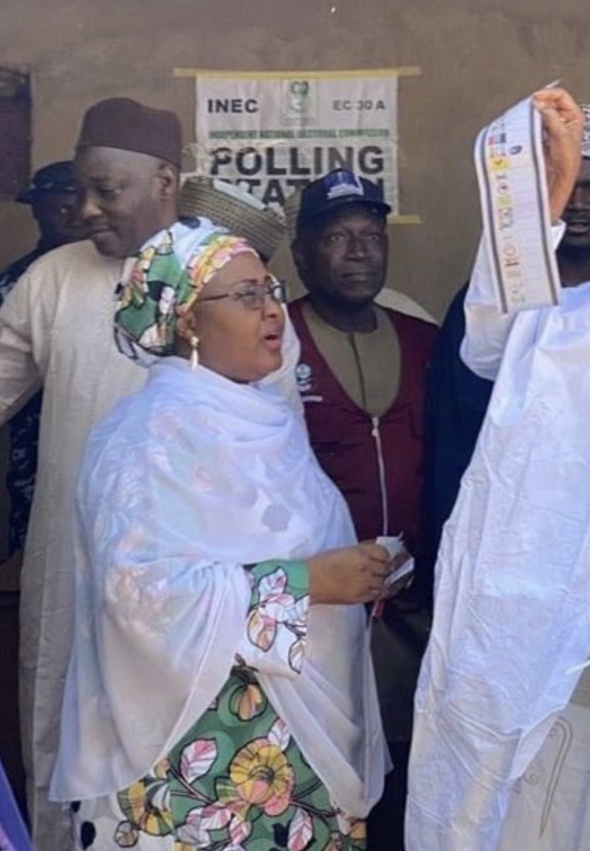 What are you doing sir?
Even the First Lady is confused…
#nigeriadecides