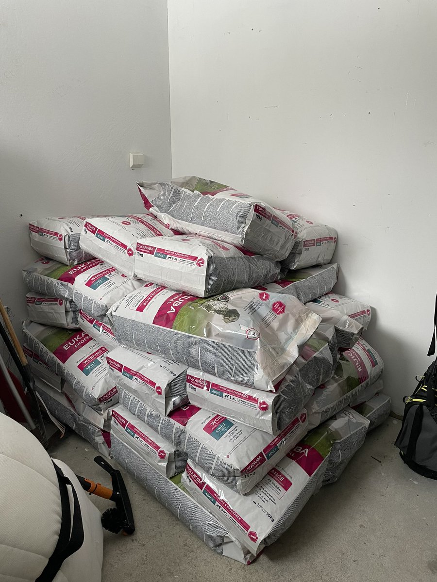 ”Paljonko ruokaa teillä menee?”
Noh, kyllä sitä menee 😂
#varastontäydennys #huskyjutut