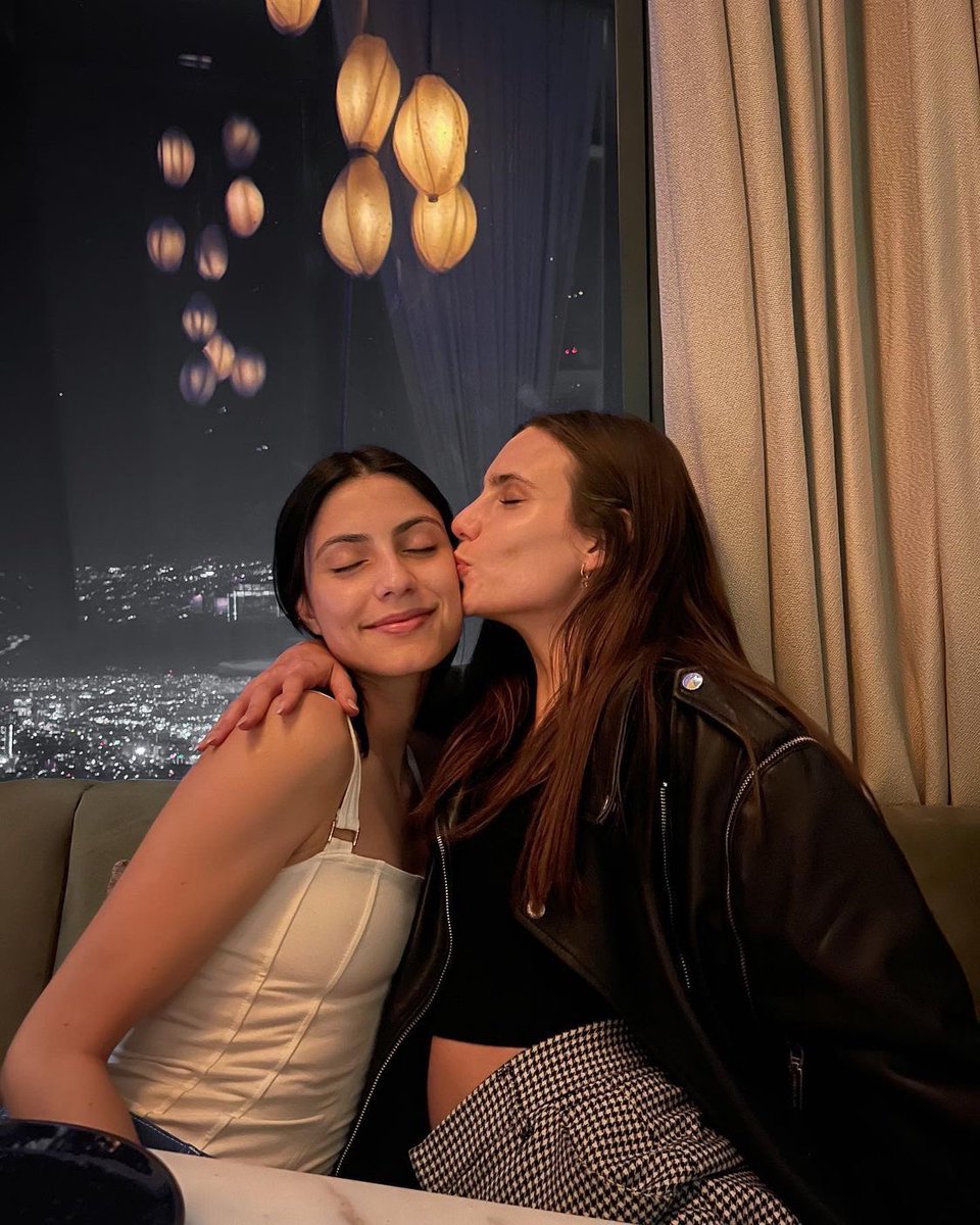 _gise_14's tweet photo. 11:11✨ Diría que eres mi sol pero sé que prefieres ser la luna. 💖😭 @barbara_lopez21  “Barbara “Poetisa” Lopez.” https://t.co/uPerdD0fxO