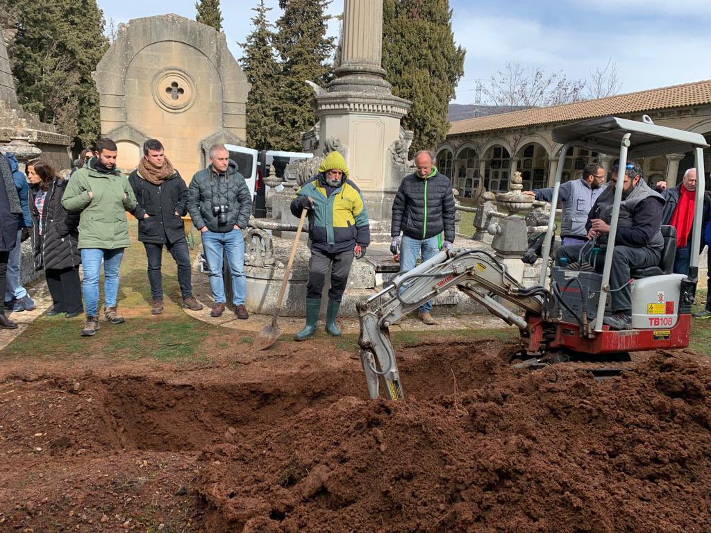 GDKOUdala's tweet photo. 📣 El Ayuntamiento de #Galdakao, @GaldakaoGogora, la Sociedad de Ciencias @aranzadi y Gogora recuperan los restos del miliciano Pedro Asua Zubiaur en una fosa del cementerio de Jaca.

ℹ️Leer aquí👉 https://t.co/RvaHwGV1oA https://t.co/FXbf79vNu2