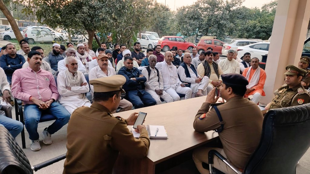 DCPGreaterNoida's tweet photo. डीसीपी ग्रेटर नोएडा के निर्देशानुसार आगामी त्योहारों के दृष्टिगत ग्रेटर नोएडा जोन के समस्त एसीपी एवं थाना प्रभारियों द्वारा शांति समितियों के सदस्यों के साथ मीटिंग की गई जिसमें आगामी त्योहारों को आपसी सौहार्द व शांतिपूर्ण ढंग से मनाए जाने को लेकर विस्तृत चर्चा भी की गई। https://t.co/P7n4fDTbtC
