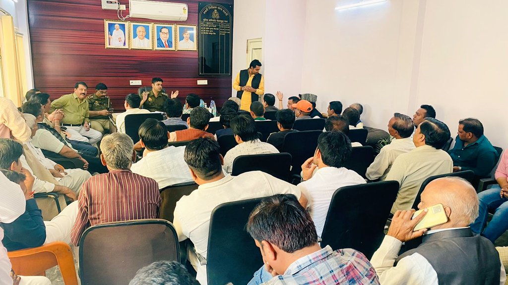 DCPGreaterNoida's tweet photo. डीसीपी ग्रेटर नोएडा के निर्देशानुसार आगामी त्योहारों के दृष्टिगत ग्रेटर नोएडा जोन के समस्त एसीपी एवं थाना प्रभारियों द्वारा शांति समितियों के सदस्यों के साथ मीटिंग की गई जिसमें आगामी त्योहारों को आपसी सौहार्द व शांतिपूर्ण ढंग से मनाए जाने को लेकर विस्तृत चर्चा भी की गई। https://t.co/P7n4fDTbtC