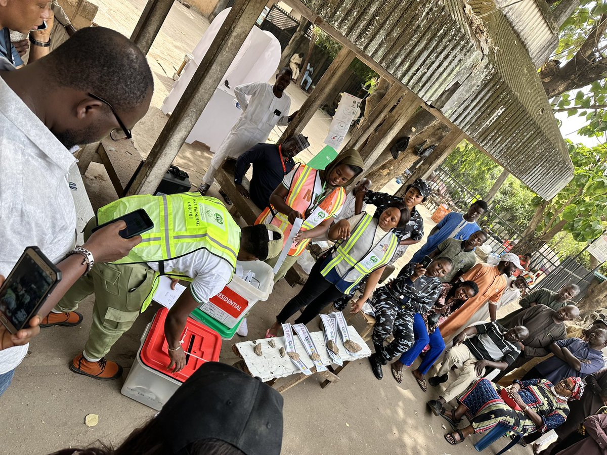 ikemugwu's tweet photo. Vote counting underway @ PU 077 Sheraton abuja. 

#Nigeriadecide2023 #NigeriaDecides #NigeriaDecides2023 https://t.co/NNI3m0XnUp
