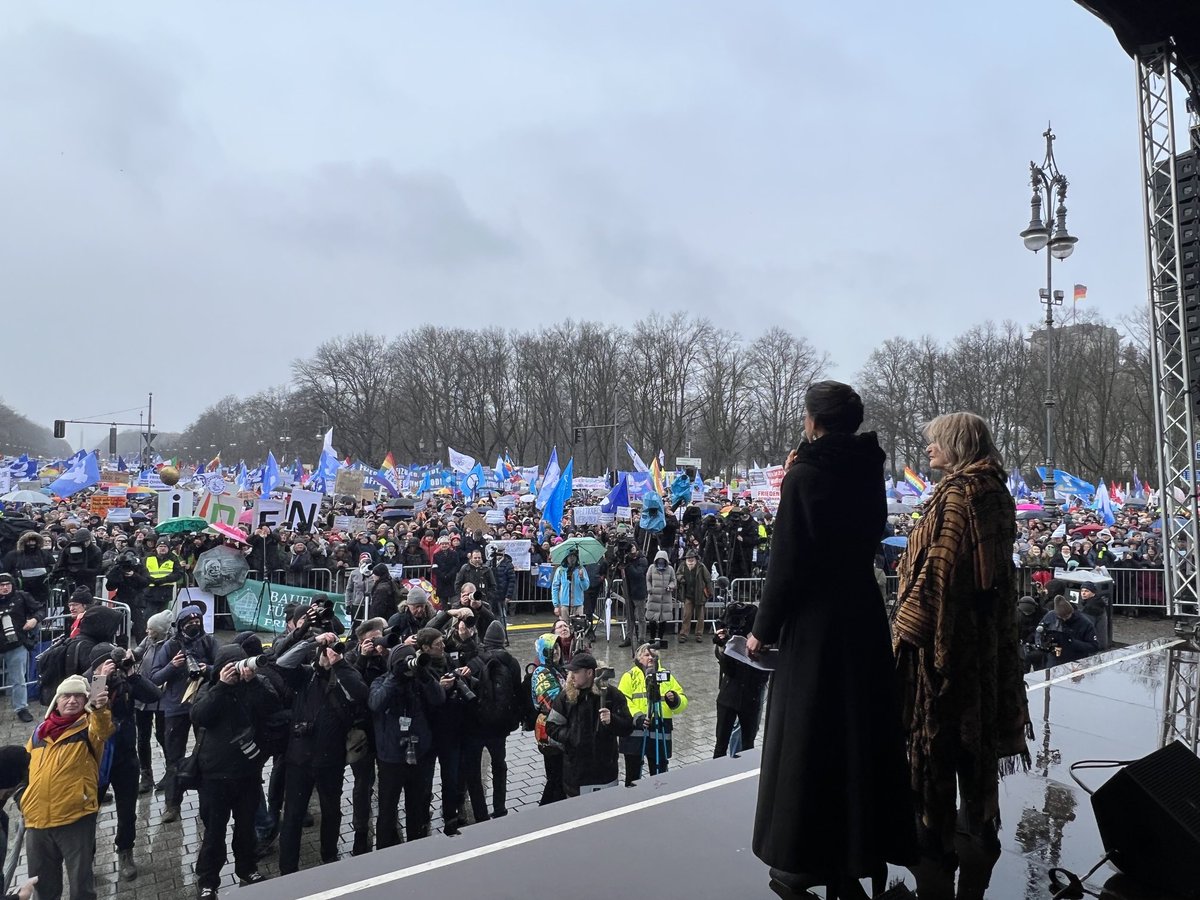 50.000 Menschen auf der #Friedenskundgebung #AufstandFuerFrieden in Berlin am Brandenburger Tor! 
#b2502