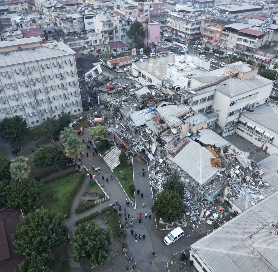 2012 yılında “deprem dayanıklılık testi” raporu olumsuz gelip herhangi bir önlem alınmayan ve depremde yıkılıp sağlık çalışanları ve hastalara mezar olan bu yıkık hastaneye son DHY’de yine kadro açmışlar, zorunlu hizmetle doktor atayacaklarmış. Fıkra bu kadar.