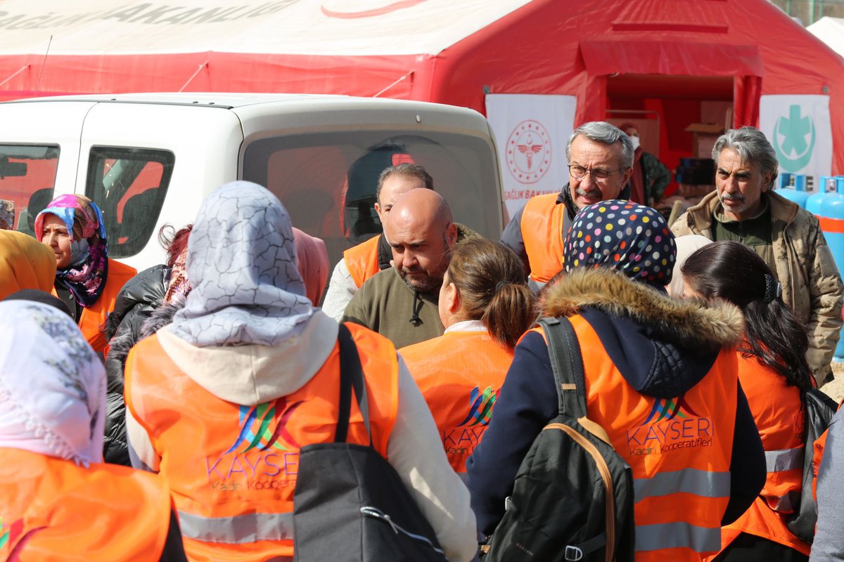 Kayseri Kadın Kooperatiflerimiz yüreklerinden taşan emeklerle ürettikleri ürünleri deprem bölgesine yollamışlardı.Şimdi de bizzat gelip emeklerini depremzedelerimize teslim ederek Kayseri ve Elbistan arasında emek ve yürek köprüsü kurdular. Allah razı olsun🤲🤲