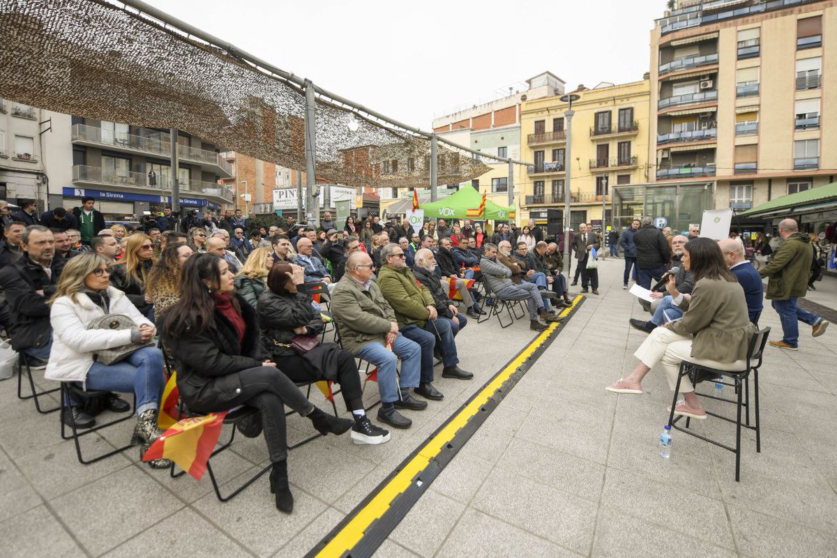 vox_barcelona's tweet photo. 🟢 Presentación de "Cuida tu Barrio" en Hospitalet defendiendo lo nuestro; nuestro comercio, nuestra identidad, nuestra seguridad.
¡Gracias a los vecinos de Hospitalet que hoy se han acercado a escuchar nuestras propuestas!
#CuidaHospitalet
#CuidaLoTuyo https://t.co/WFLY8zAggR