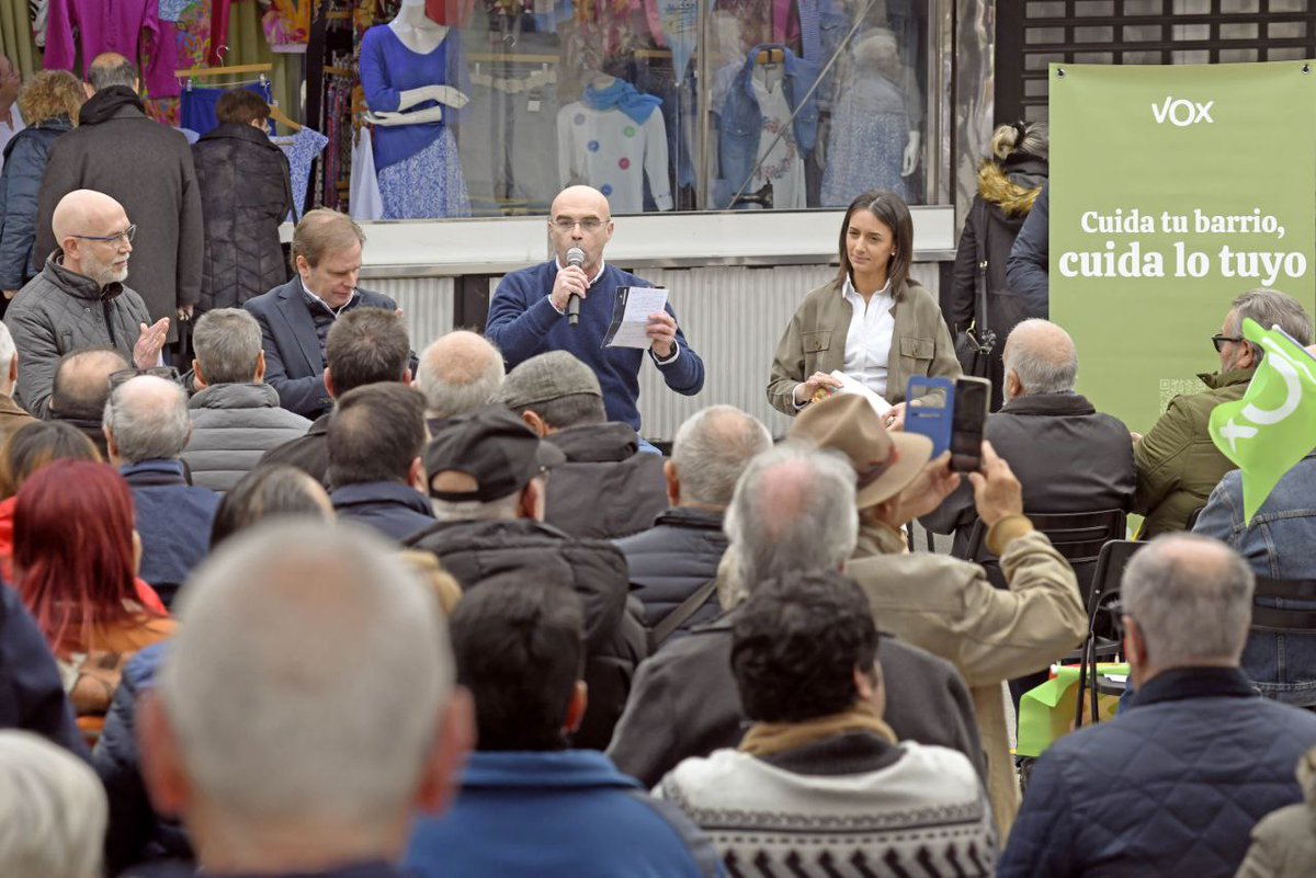 vox_barcelona's tweet photo. 🟢 Presentación de "Cuida tu Barrio" en Hospitalet defendiendo lo nuestro; nuestro comercio, nuestra identidad, nuestra seguridad.
¡Gracias a los vecinos de Hospitalet que hoy se han acercado a escuchar nuestras propuestas!
#CuidaHospitalet
#CuidaLoTuyo https://t.co/WFLY8zAggR