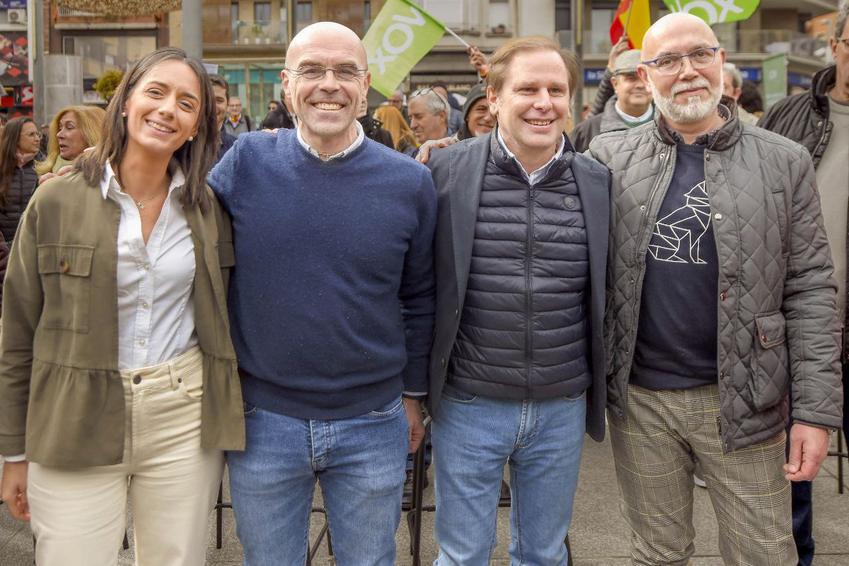 vox_barcelona's tweet photo. 🟢 Presentación de "Cuida tu Barrio" en Hospitalet defendiendo lo nuestro; nuestro comercio, nuestra identidad, nuestra seguridad.
¡Gracias a los vecinos de Hospitalet que hoy se han acercado a escuchar nuestras propuestas!
#CuidaHospitalet
#CuidaLoTuyo https://t.co/WFLY8zAggR