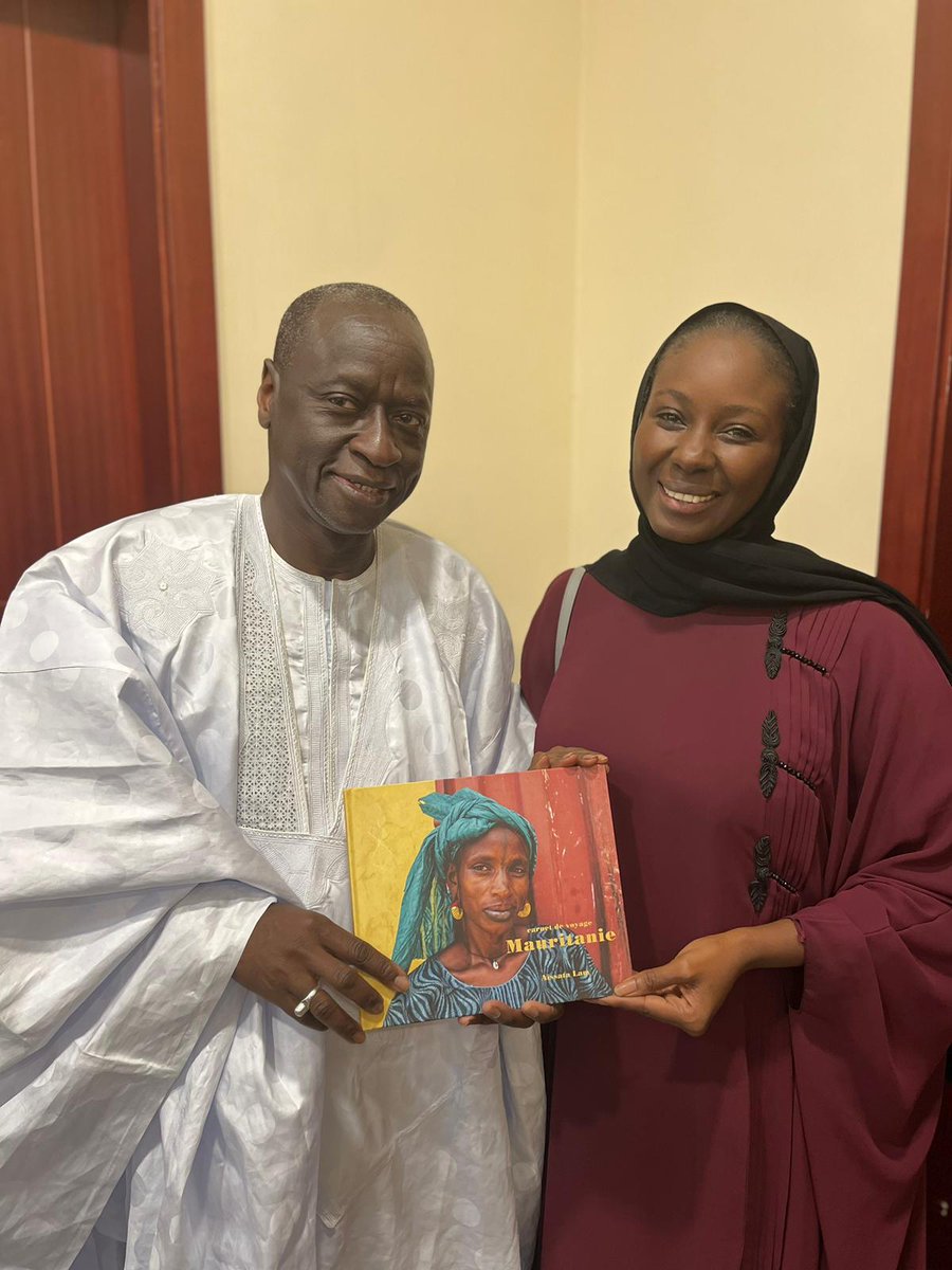Joie de recevoir, des mains de Aïssata Lam <a href="/lam_aissa/">Aïssata Lam</a>, Directrice Générale de l'Agence de Promotion des Investissements de #Mauritanie 🇲🇷(APIM) <a href="/apim_mr/">APIM - وكالة ترقية الاستثمارات في موريتانيا</a> , son très beau livre de photos sur notre pays natal !
#Nouakchott
