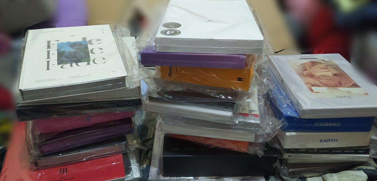 AngelaKJ01's tweet photo. What if ibenta ko na kayong lahat? sama na pati PC 😂 https://t.co/9OFDLQrM3p