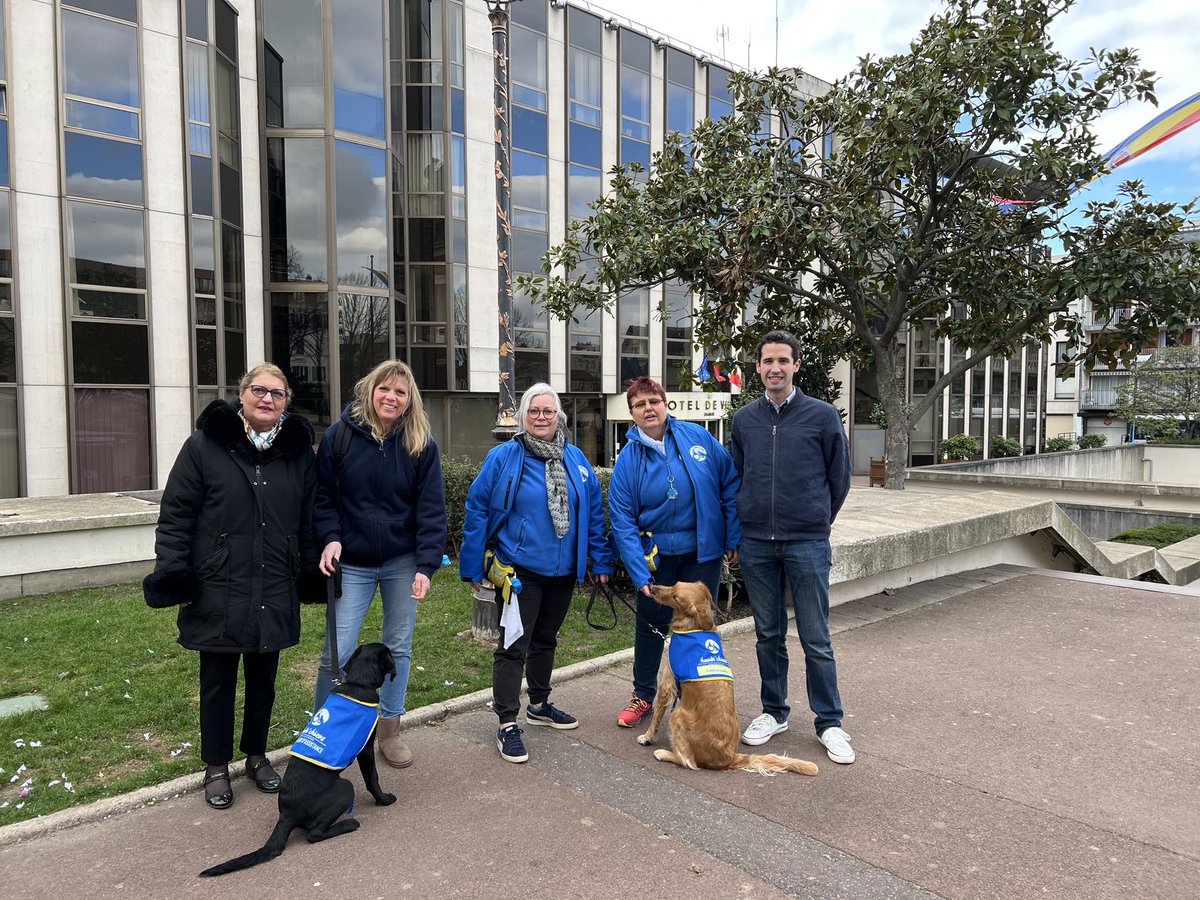 villederueil's tweet photo. 🦮 Aujourd’hui, Hénda Hamza, adjointe à la Protection animale, et @Xabi_Elz étaient accompagnés de représentants de l’association #Handichien pour distribuer des autocollants indiquant que les chiens d’assistance sont autorisés dans tous les commerces. https://t.co/TtwN4YQ6Dp