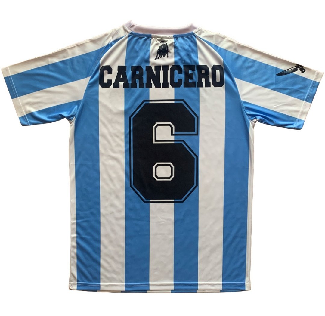 sebavdr's tweet photo. Una tienda de Manchester sacó a la venta esta locura en homenaje a Lisandro Martínez y es furor. Tiene un cuchillito de Carnicero en la manga. La necesito. https://t.co/i27U9uvMdJ