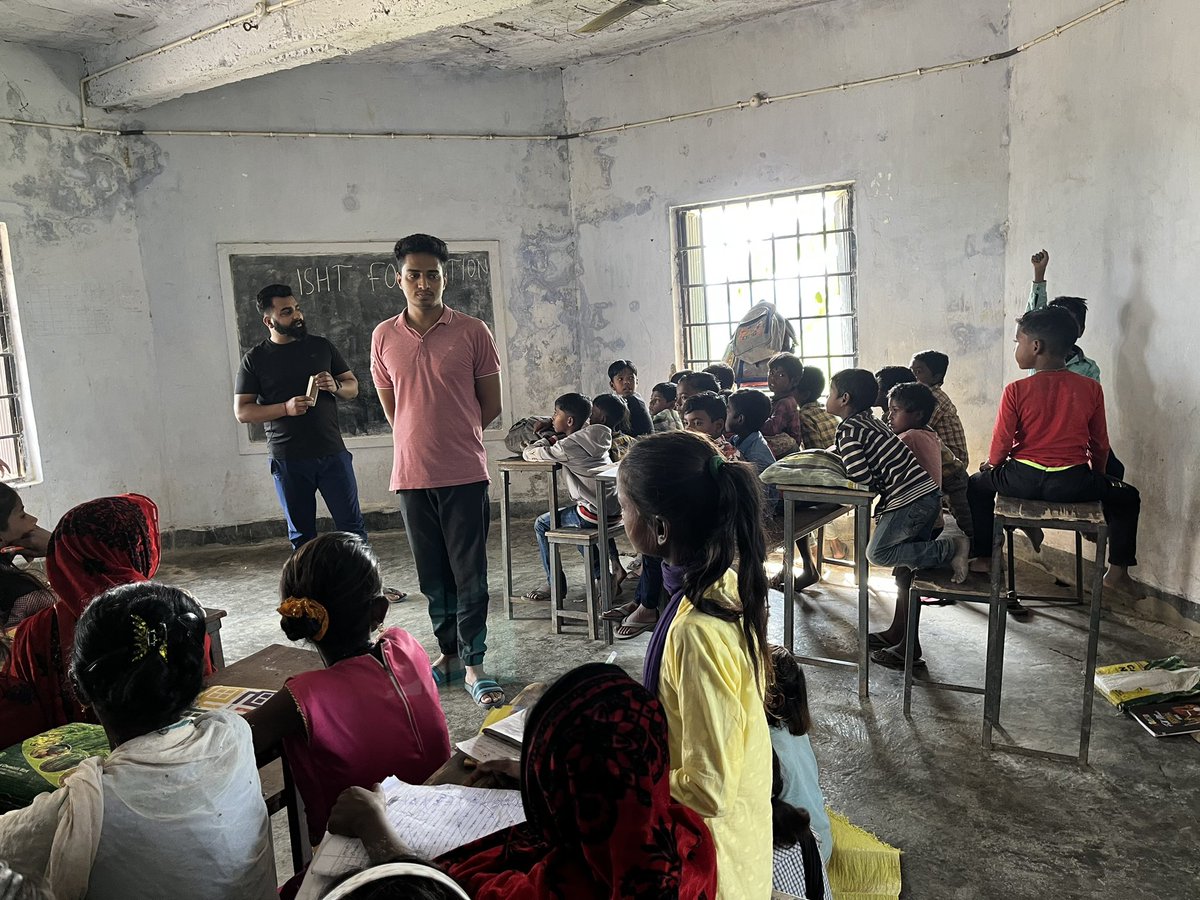 Ishtfoundation's tweet photo. #युवा_बदलाव_की_ओर।। 
@Ishtfoundation की #बिहार_इकाई द्वारा नित्यानंद के नेतृत्व में दरभंगा स्थित बेनीपुर प्रखंड  के मलौल मुसहरी नामक गाँव में असहाय बच्चों के लिए कार्यशाला आयोजित की गयी। जिसमें बच्चों को जीवन में काग़ज, कलम के महत्व के बारे में बताया व https://t.co/Z2uRqQIeon