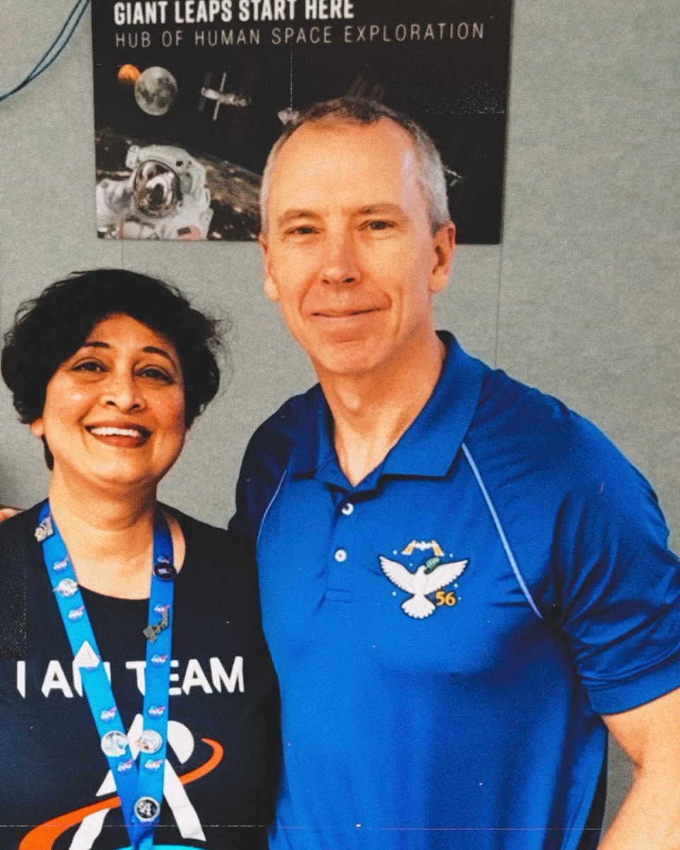 AnimaOnTwit's tweet photo. Met @NASA astronaut Andrew Feustel. He's flown aboard Atlantis, Endeavor, worked Hubble repair, flown on Soyuz, commanded @Space_Station. So many accomplishments yet so down-to-earth n great sense of humor! So much to learn from! Totally made my day!
#astronaut #NASA https://t.co/zhH69lraIG