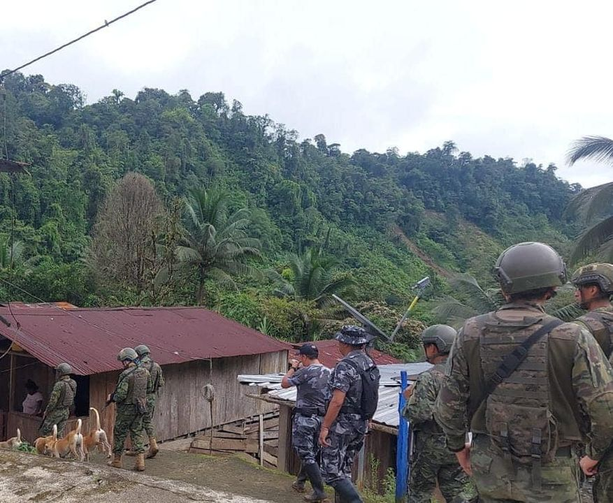 BrunoAcostArt's tweet photo. Las @FFAAEcuador, a través del Batallón de Infantería Motorizado No 13  “ESMERALDAS” realizan patrullaje de reconocimiento en el sector #TOBARDONOSO para resguardar la seguridad de la poblacion
 #AlexanderLevoyer 
#FFAAContigo 
#FTCESMERALDAS 
#FronteraNorte https://t.co/qP1CfIxgs8
