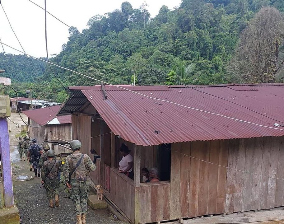 BrunoAcostArt's tweet photo. Las @FFAAEcuador, a través del Batallón de Infantería Motorizado No 13  “ESMERALDAS” realizan patrullaje de reconocimiento en el sector #TOBARDONOSO para resguardar la seguridad de la poblacion
 #AlexanderLevoyer 
#FFAAContigo 
#FTCESMERALDAS 
#FronteraNorte https://t.co/qP1CfIxgs8